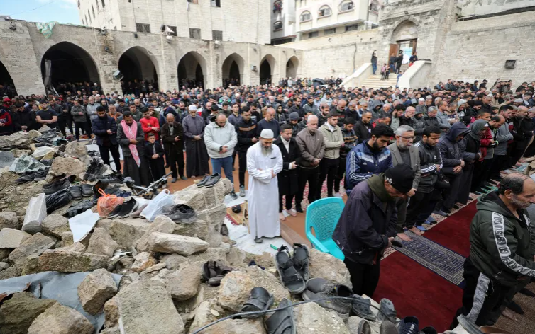 بعد عامين من النار غزة تصلي الجمعة الأولى... حين تتجلى العقيدة في وجه الإبادة