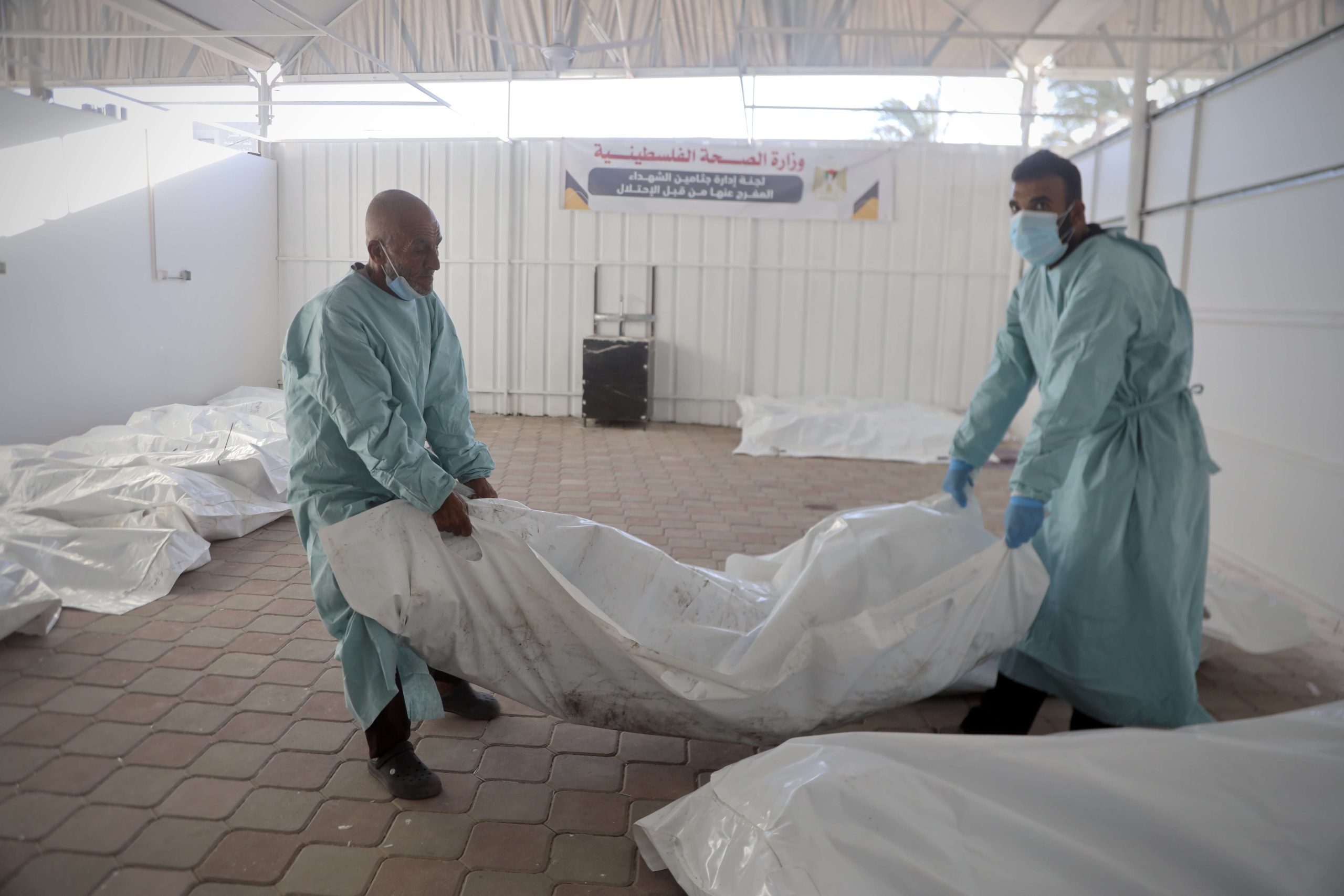 صحة غزة: استلمنا جثامين 15 شهيدًا يظهر على عدد منها علامات تنكيل