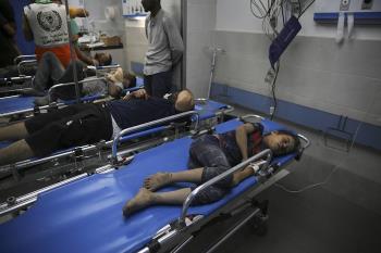 أطباء في مواجهة الإبادة.. شهادات من قلب مستشفيات غزة