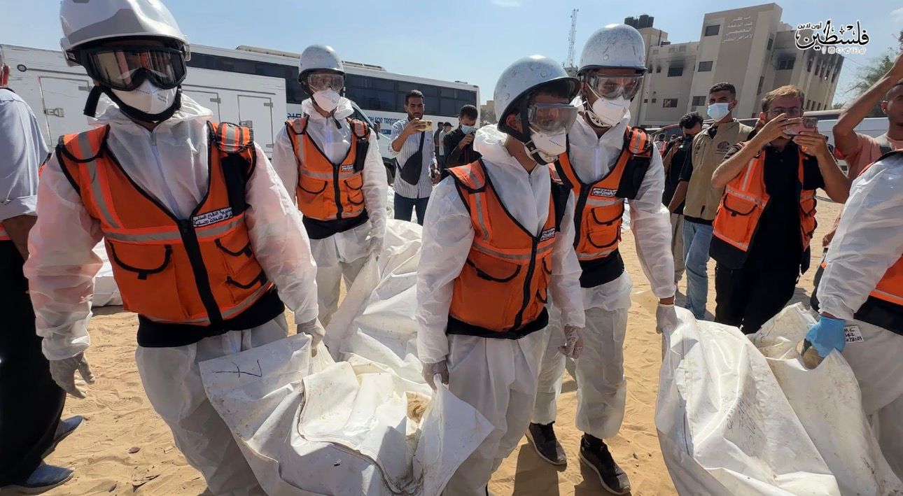 غزة.. دفن 41 شهيداً مجهولي الهوية تسلمتهم الصحة عبر الصليب الأحمر