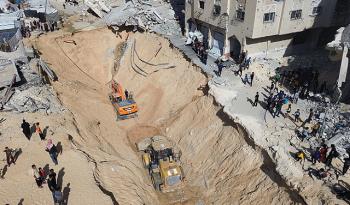 القسام تسلم الصليب الأحمر جثتي أسيرين إسرائيليين القسام تسلم الصليب الأحمر جثتي أسيرين إسرائيليين