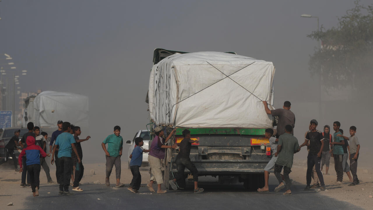 Israeli Airstrikes Hit Northern Gaza as Zikim Crossing Reopens for Aid Trucks