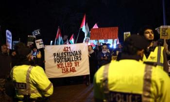 لاعبو كرة قدم بارزون يطالبون “يويفا” باستبعاد إسرائيل