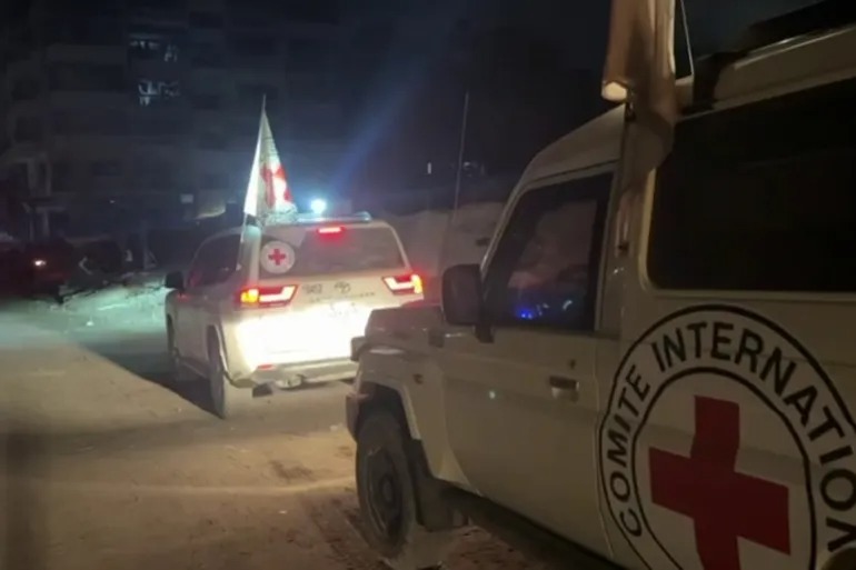 المقاومة الفلسطينية تسلم جثة أسير إسرائيلي ضمن صفقة التبادل