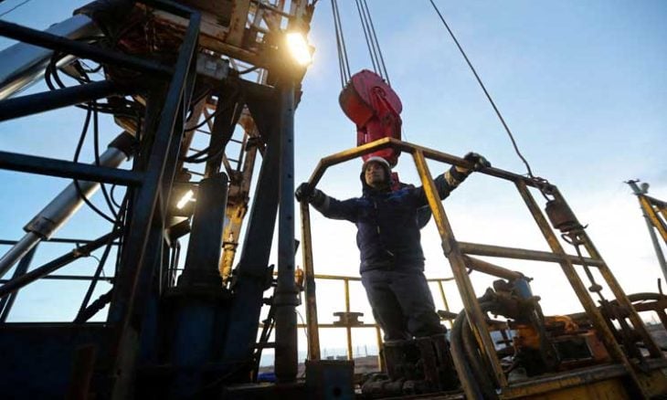 النفط يواصل خسائره بفعل زيادة المخزونات الأمريكية وتوقعات أوبك