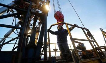 النفط يواصل خسائره بفعل زيادة المخزونات الأمريكية وتوقعات أوبك