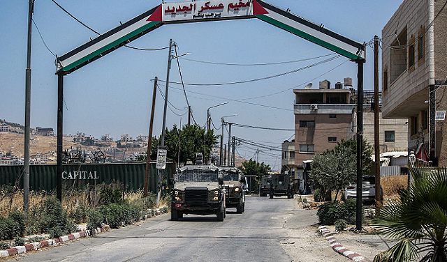 الكيان الصهيوني يصيب فلسطينيين في اقتحام عدة بلدات بالضفة الغربية