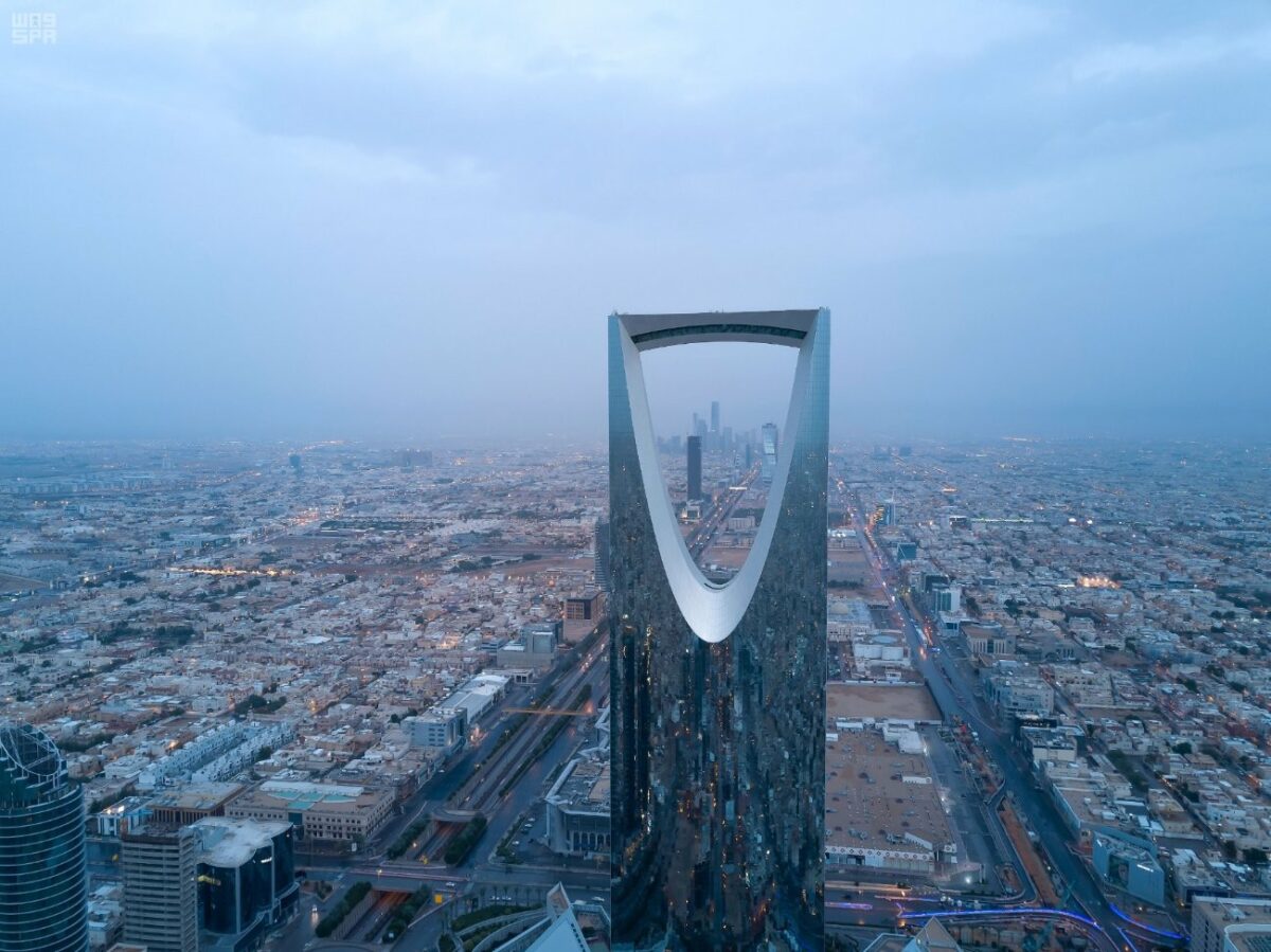 السعودية تتراجع عن سياسة الرواتب الضخمة للعمالة الأجنبية.. تحوّل اقتصادي يعكس مرحلة جديدة من رؤية 2030