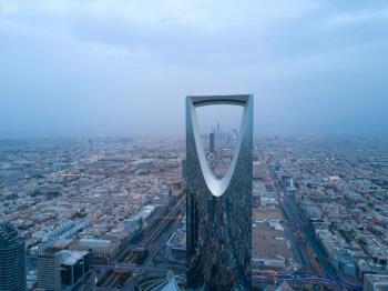 السعودية تتراجع عن سياسة الرواتب الضخمة للعمالة الأجنبية.. تحوّل اقتصادي يعكس مرحلة جديدة من رؤية 2030