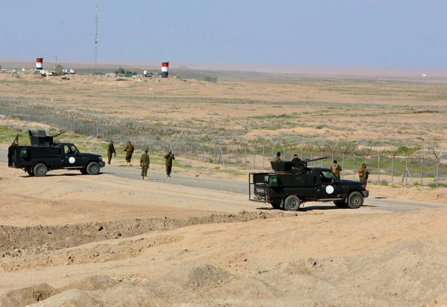 استعراض القوة على الحدود... الحشد الشعبي يسدّ طريق داعش في رمال الصحراء