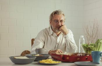 الوحدة على المائدة تهدد صحة كبار السن وسلامة تغذيتهم