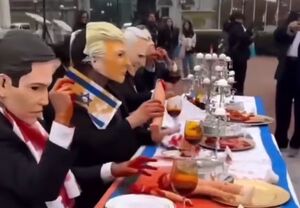 نمایش غذاخوردن با خون فلسطینیان
