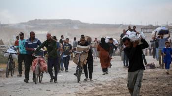 غزة تواجه نقصاً في السيولة وتحذير من تعويم قسري للسوق