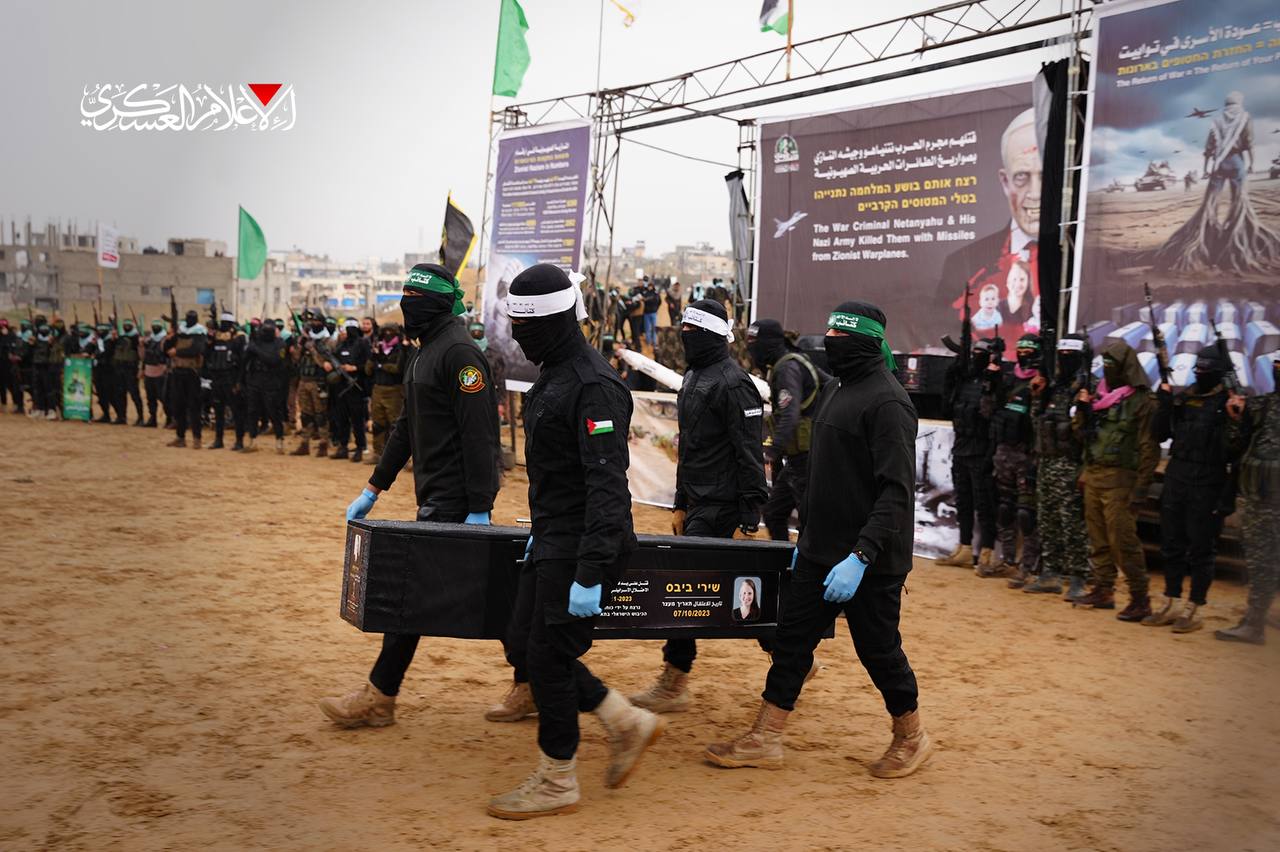 المقاومة الفلسطينية تسلم جثة أسير إسرائيلي ضمن ترتيبات صفقة التبادل في غزة