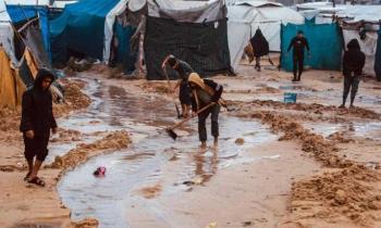 غرق عشرات خيام النازحين الفلسطينيين بمياه الأمطار جنوبي غزة