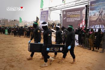 المقاومة الفلسطينية تسلم جثة أسير إسرائيلي ضمن ترتيبات صفقة التبادل في غزة