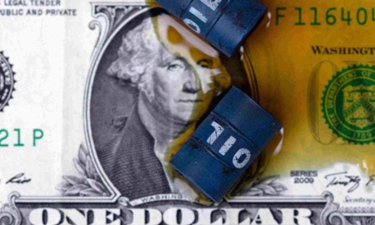 النفط يستقر بعد تراجعه لأدنى مستوى في شهر مدفوعا بتقدم محادثات أوكرانيا