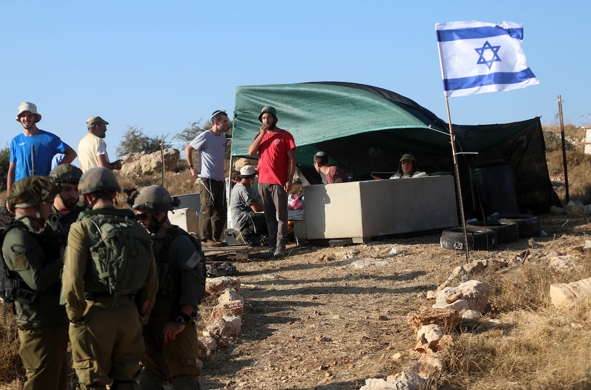 الاحتلال الصهيوني يقيم بؤرة استيطانية على أراضي بلدة عناتا شمال القدس المحتلة