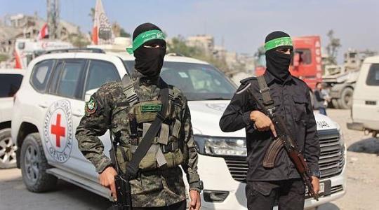 كتائب القسام تسلم جثامين 3 من أسرى الاحتلال