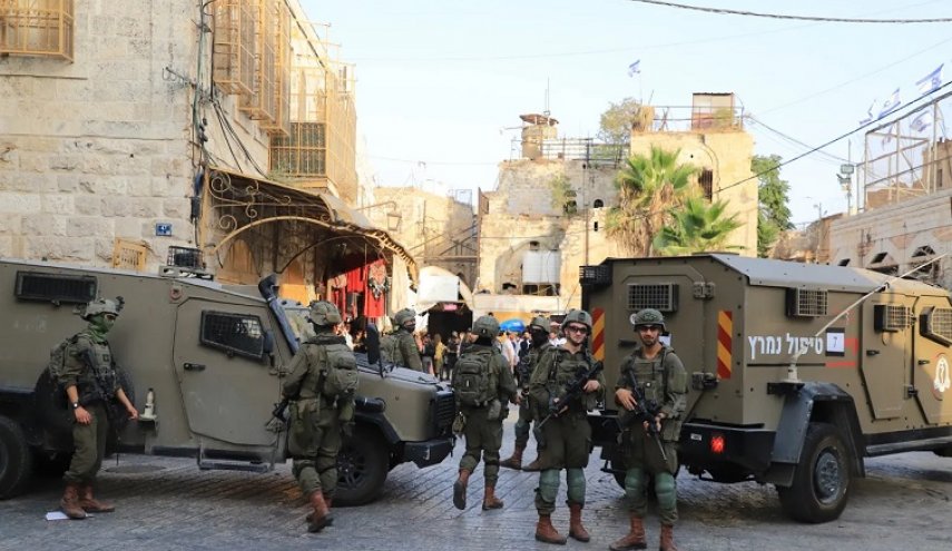 قوات الاحتلال الإسرائيلي تشن حملة اعتقالات بالضفة ومستوطنون يهاجمون الفلسطينيين