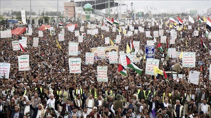 راهپیمایی باشکوه یمنی‌ها تنها چند ساعت بعد از بمباران این کشور توسط آمریکا