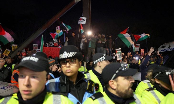 احتجاجات في برمنغهام قبيل مباراة أستون فيلا وفريق إسرائيلي