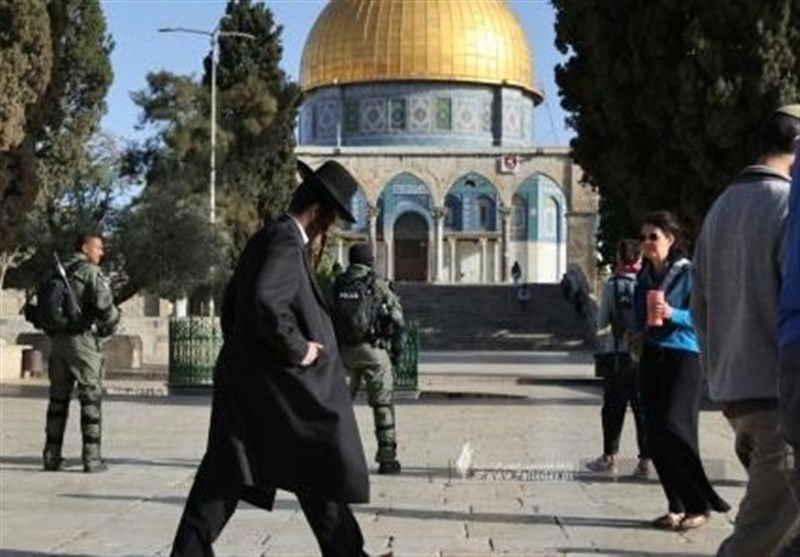 بحماية شرطة الاحتلال الإسرائيلي.. 833 مستوطناً يقتحمون باحات المسجد الأقصى