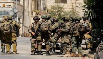 مصادر فلسطينية: الاحتلال يعزز وجوده العسكري في طولكرم ويعتقل أسيرا محررا