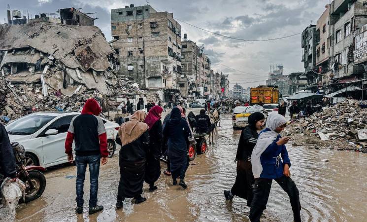 غزة تحت العاصفة.. الكيان الإسرائيلي متهم بصناعة كارثة إنسانية غير مسبوقة بحق النازحين في البرد والسيول