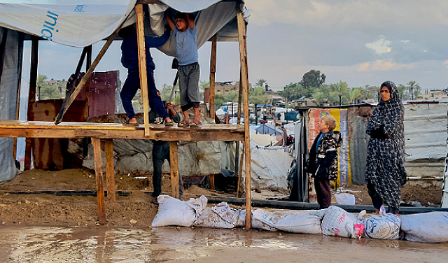 غزة.. آلاف الأسر فقدت مأواها المؤقت وتضررت خيامها ومراكز الإيواء بالكامل