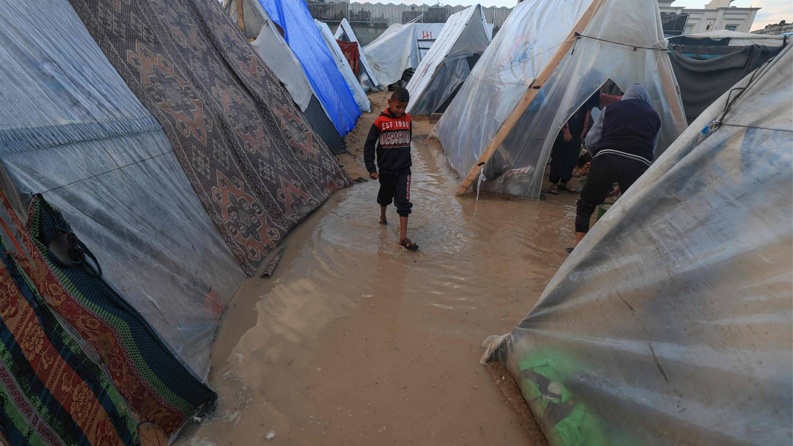 عواصف الموت والبرد في غزة.. مأساة إنسانية تتفاقم في ظل حصار الكيان الإسرائيلي ومنع المساعدات