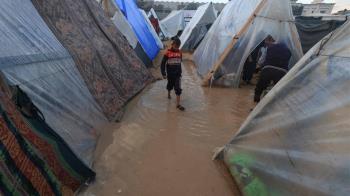 عواصف الموت والبرد في غزة.. مأساة إنسانية تتفاقم في ظل حصار الكيان الإسرائيلي ومنع المساعدات