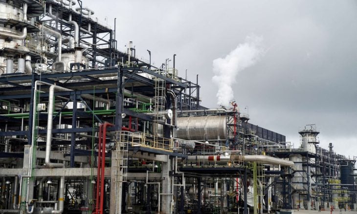 أسعار النفط تتجه لتسجيل ثاني انخفاض أسبوعي على التوالي