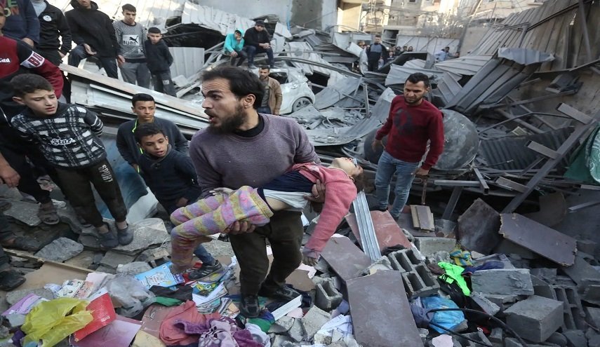 شهداء وإصابات مع نسف منازل وانتهاكات للبروتوكول الإنساني وإدخال المساعدات في غزة