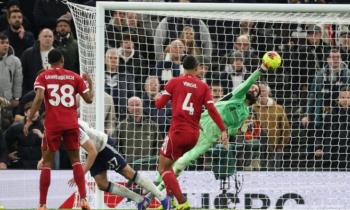 توتنهام بتسعة لاعبين يخسر وسط جماهيره أمام ليفربول بدون صلاح في الدوري الإنكليزي