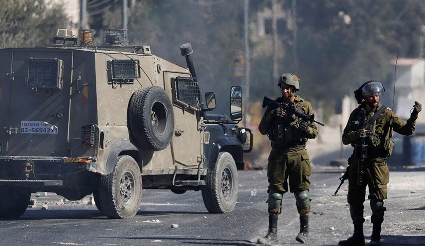 شبان فلسطينيون يواجهون قوات الاحتلال في طولكرم وطوباس