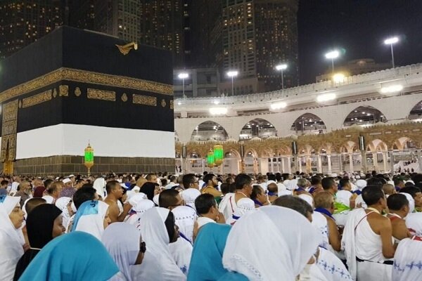 پایین پریدن یکی از زائران حج عمره از مسجدالحرام