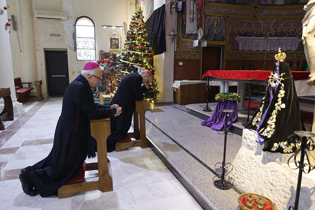 عيد الميلاد في غزة مثقلاً بالركام.. الصمت يخيم على التراتيل والشموع حاضرة في مواجهة الكيان الإسرائيلي