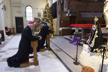 عيد الميلاد في غزة مثقلاً بالركام.. الصمت يخيم على التراتيل والشموع حاضرة في مواجهة الكيان الإسرائيلي