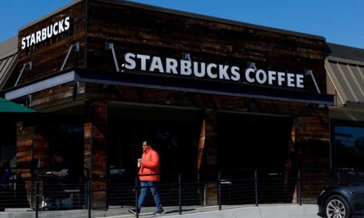 ستاربكس تعتزم دفع 35 مليون دولار لعاملين بنيويورك لتسوية دعاوى تتهمها بانتهاك قانون العمل