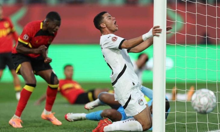 مصر تتعادل مع أنغولا وتحسم صدارة مجموعتها بكأس الأمم في غياب صلاح