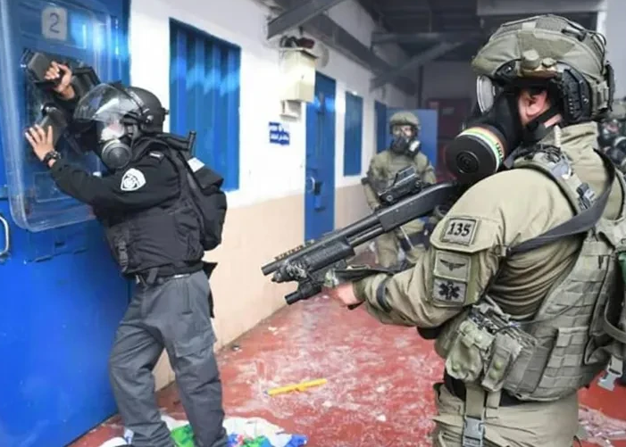 مركز فلسطيني: سجون الاحتلال شهدت عام (2025) تدهورًا خطيرًا في الأوضاع الانسانية