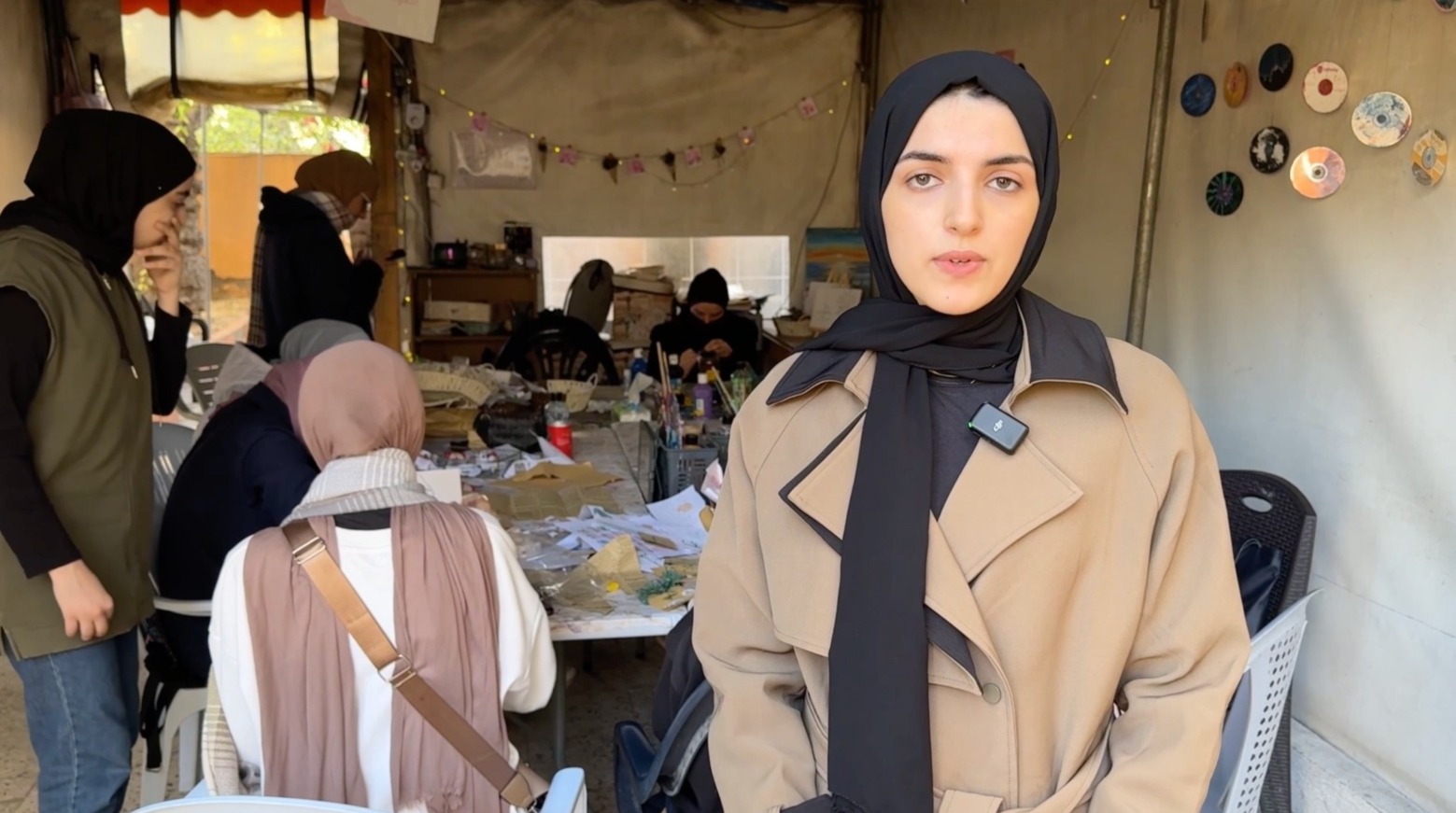 فتيات غزة ينهضن من قلب الركام.. يواجهـن الألم بالألوان والحِرف في مشروع "أصوات الغد"