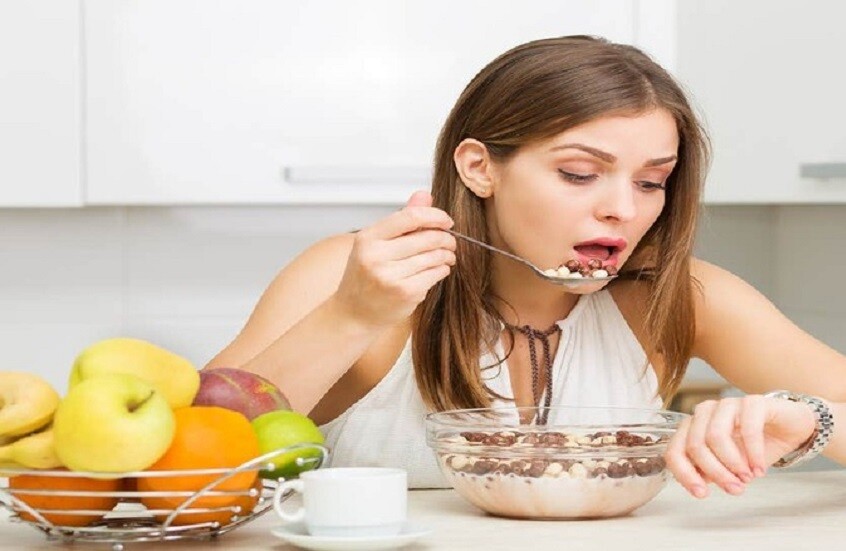 من الفم إلى الدماغ.. كيف يخفف تناول الطعام ببطء من القلق والتوتر