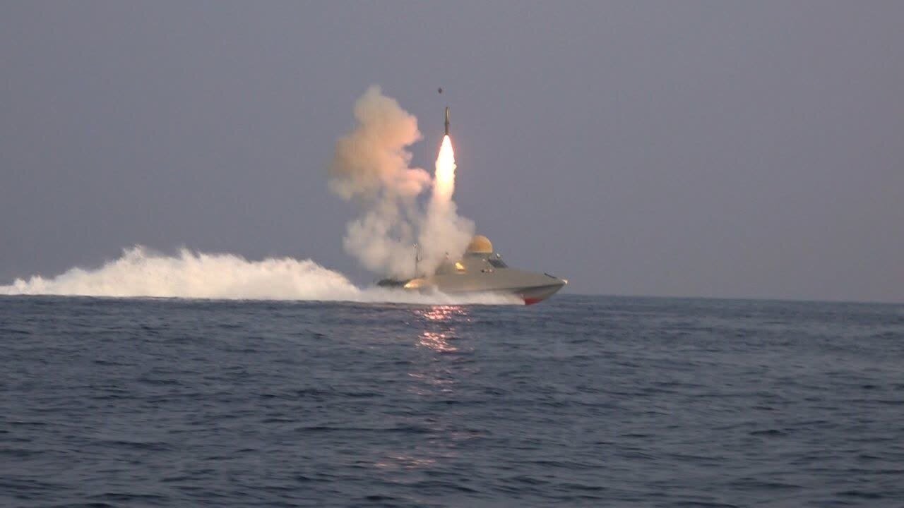 مناورات "اقتدار" البحرية الإيرانية.. استعراض للقوة والتطور التكنولوجي في مواجهة التحديات الأمنية