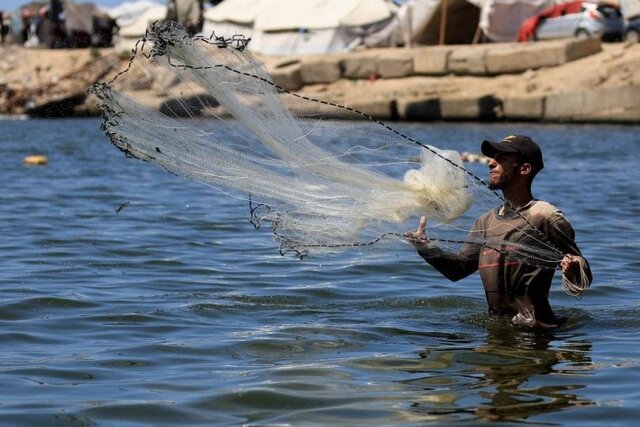 ماهیگیری در غزه، با دست قطع شده و سه‌ انگشت باقی‌مانده