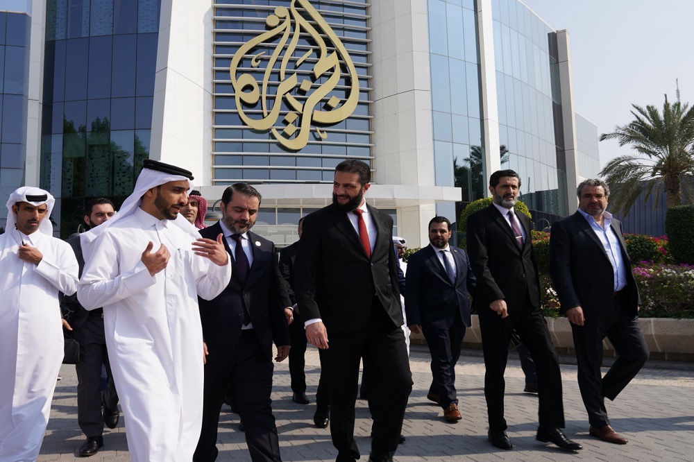 الجولاني بين تبييض الجزيرة وتآكل الدولة… سوريا المنهوبة في سرديات لا تكتمل