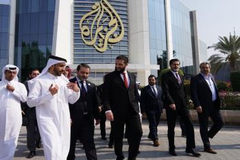 الجولاني بين تبييض الجزيرة وتآكل الدولة… سوريا المنهوبة في سرديات لا تكتمل