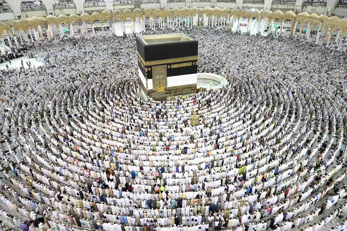 بعد 14 عاماً من التوقف... السعودية تعيد فتح باب العمرة للسوريين