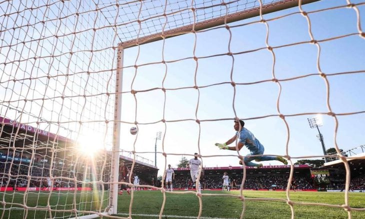 أستون فيلا يتمسك بفرصه في التأهل لدوري أبطال أوروبا بفوز ثمين في معقل بورنموث